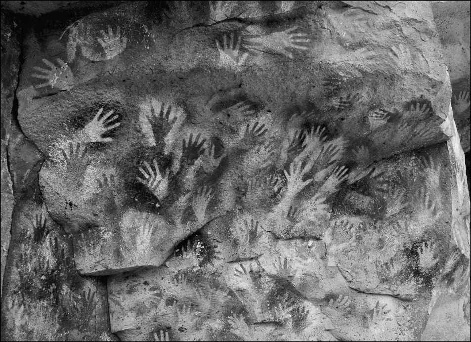 Negative and positive handprints found in Cueva de las Manos, Santa Cruz, Argentina (c. 15,000 to 11,000 b.c.e. ) Mariano / CC-BY-SA-3.0 / Wikimedia Commons