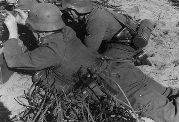 Изображение выглядит как внешний, человек, плот