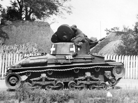 Изображение выглядит как внешний, дерево, боевая машина, трава