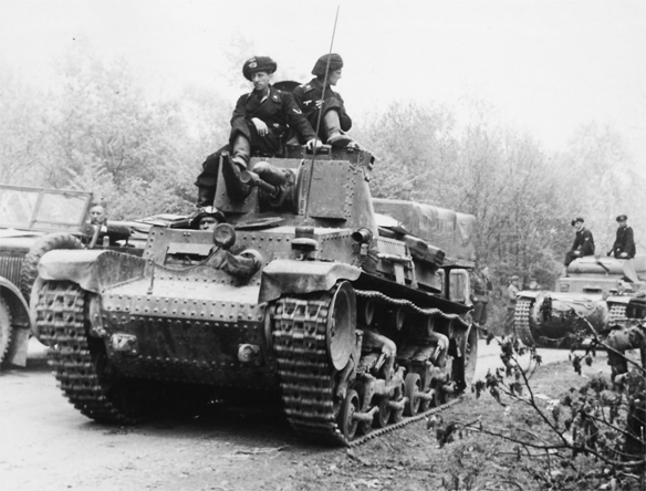 Изображение выглядит как внешний, боевая машина, транспорт, старый