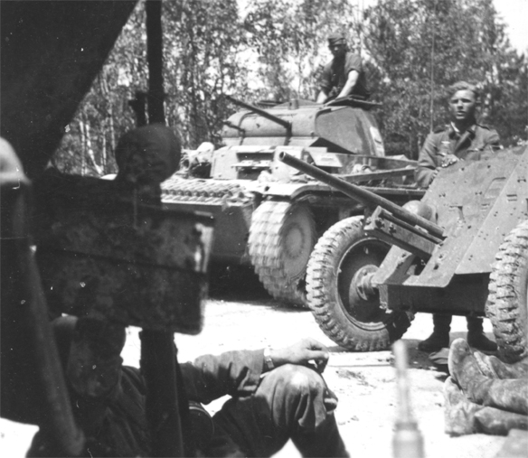 Изображение выглядит как внешний, человек, боевая машина, оружие