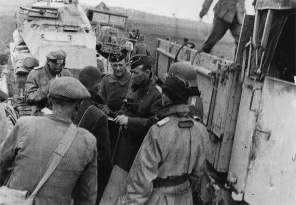 Изображение выглядит как человек, внешний, военная форма, группа