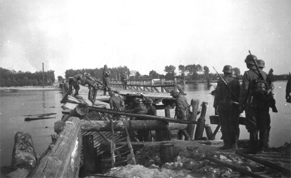 Изображение выглядит как небо, внешний, старый, боевая машина