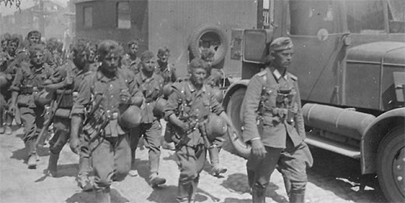 Изображение выглядит как внешний, человек, группа, в позе