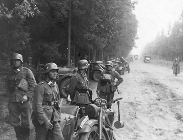 Изображение выглядит как внешний, дерево, группа, в позе