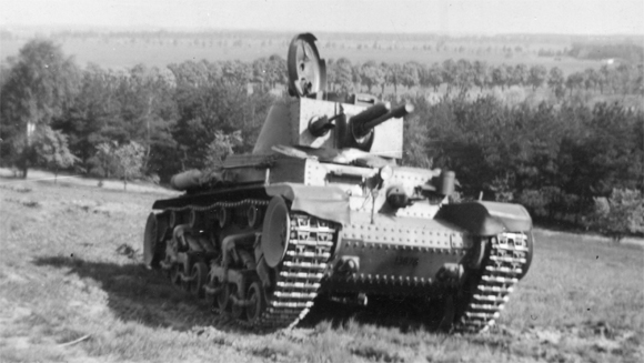 Изображение выглядит как внешний, трава, старый, боевая машина