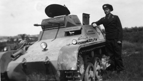 Изображение выглядит как внешний, боевая машина, небо, трава