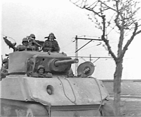 Изображение выглядит как боевая машина, небо, внешний, транспорт