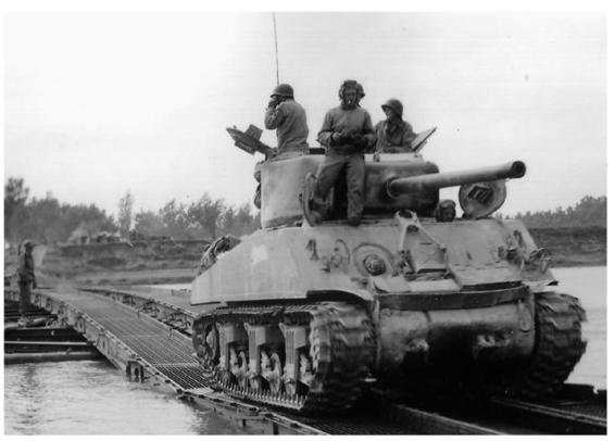 Изображение выглядит как текст, внешний, небо, боевая машина