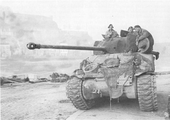 Изображение выглядит как боевая машина, внешний, земля, старый
