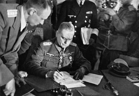 Изображение выглядит как текст, человек, военная форма, внутренний